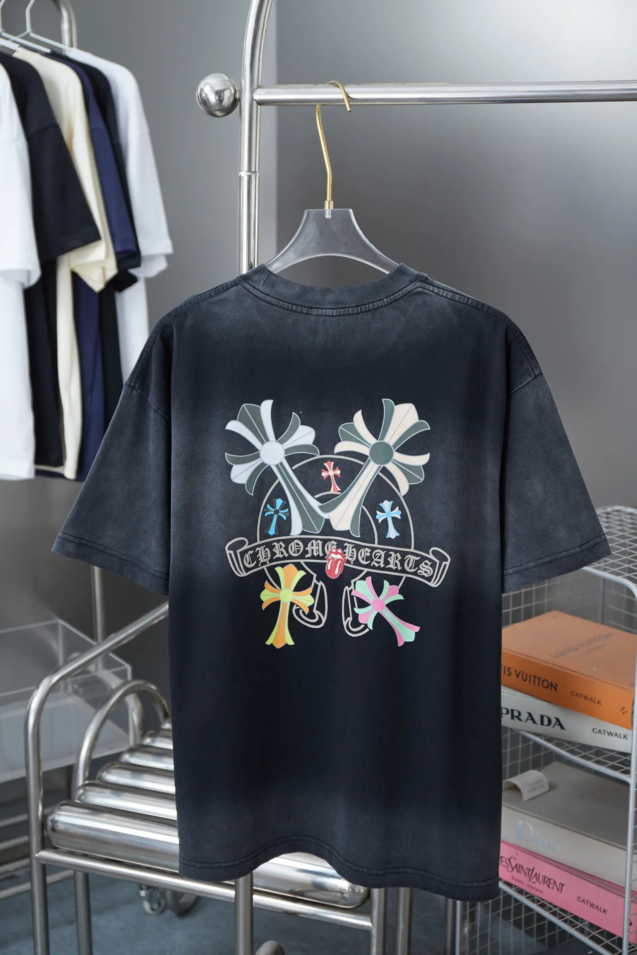 🅿️200 Ch*ome Hearte 25SS early spring new style, Croix heart logo printed short sleeves, light luxury, a must-have item for daily commuting for men and women, correct version, welcome to compare, detailed features · 320g 100% pure cotton double yarn jersey fabric · Custom dyed in the same vat, special thickened 32 count double-strand 1X1 thread · Digital direct printing ➕ Three-dimensional thick letter logo · Ready-to-wear dyeing Then do the faded fried snowflake process, then wash it to make it look old · General washing to improve the effect · Double needle stitching and cross-stitch process · Original main mark, washed tag, brand moisture-proof paper packaging Color: black/white Size: S/M/L/XL